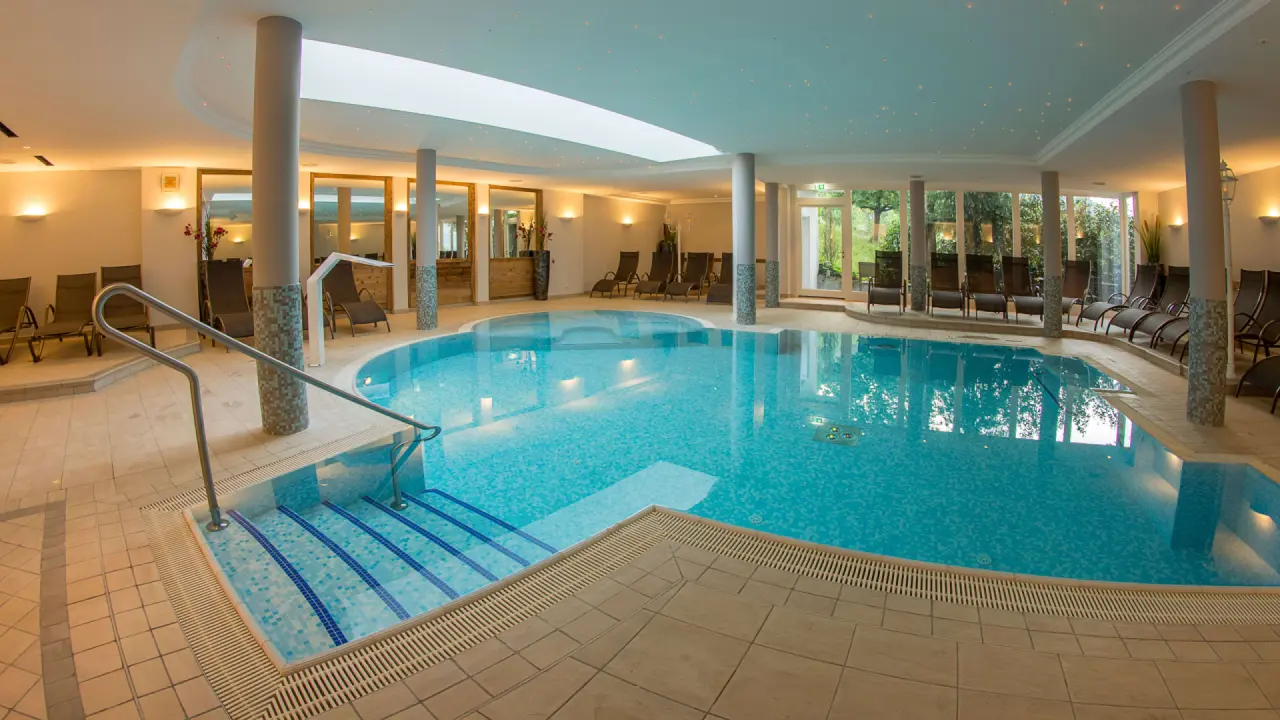 Wohlfühlhotel Schiestl in Fügenberg – Großzügiger Innenpool mit Liegebereich | Wellnesshotel Zillertal