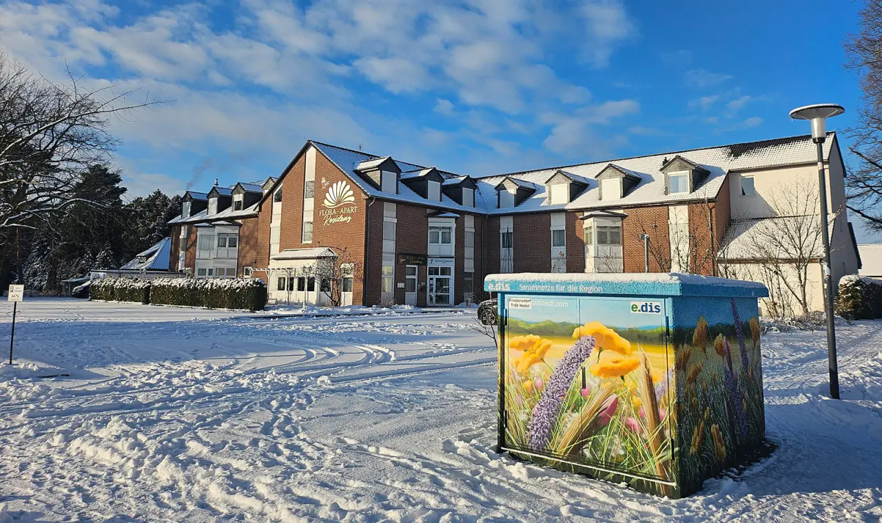 Hotel Flora in Fredersdorf – Hotelgebäude im Winter mit Schnee | Wellnesshotel Brandenburg