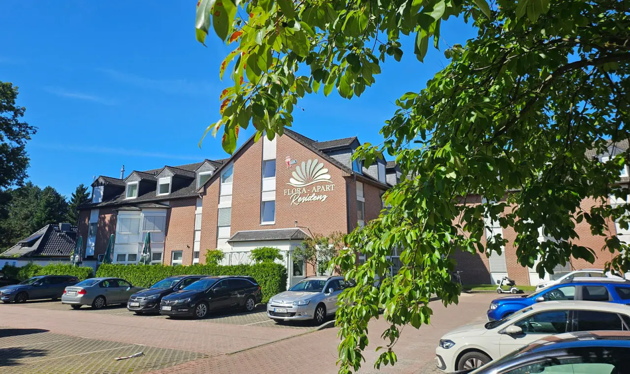 Hotel Flora in Fredersdorf – Außenansicht des Hotels mit Parkplatz | Wellnesshotel Brandenburg