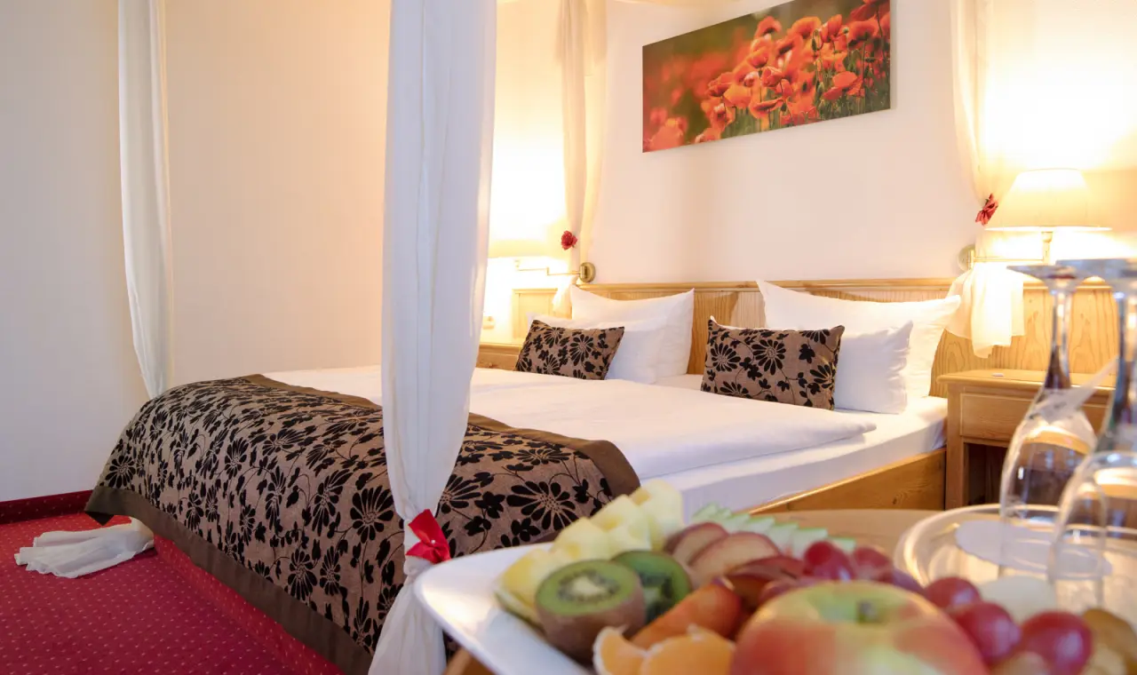Hotel Flora in Fredersdorf – Komfortables Hotelzimmer mit Himmelbett | Wellnesshotel Brandenburg