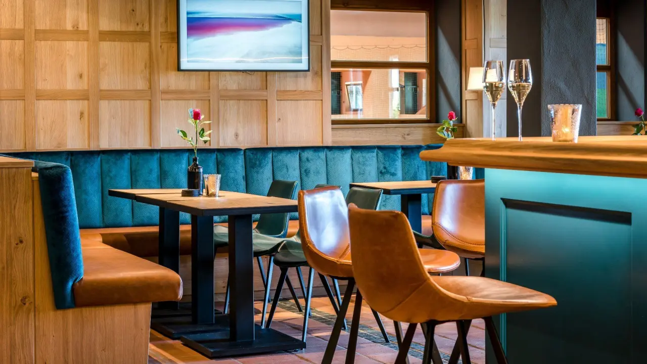 Gut Ising in Chieming – Moderne Hotelbar mit gemütlichen Sitzgelegenheiten | Wellnesshotel Chiemgau
