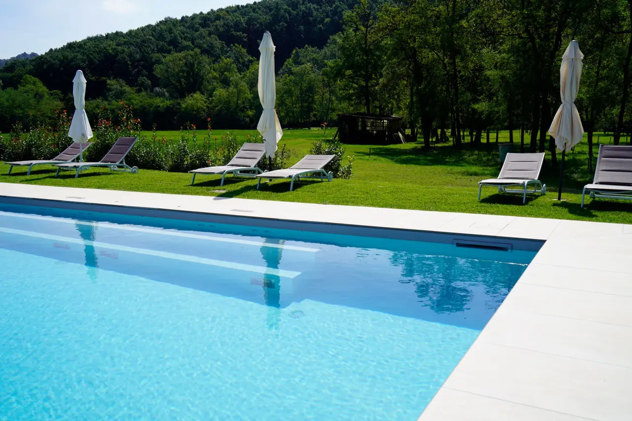 Pietralunga Resort in Salsomaggiore Terme – Außenpool mit Liegen und grüner Landschaft | Wellnesshotel Emilia-Romagna