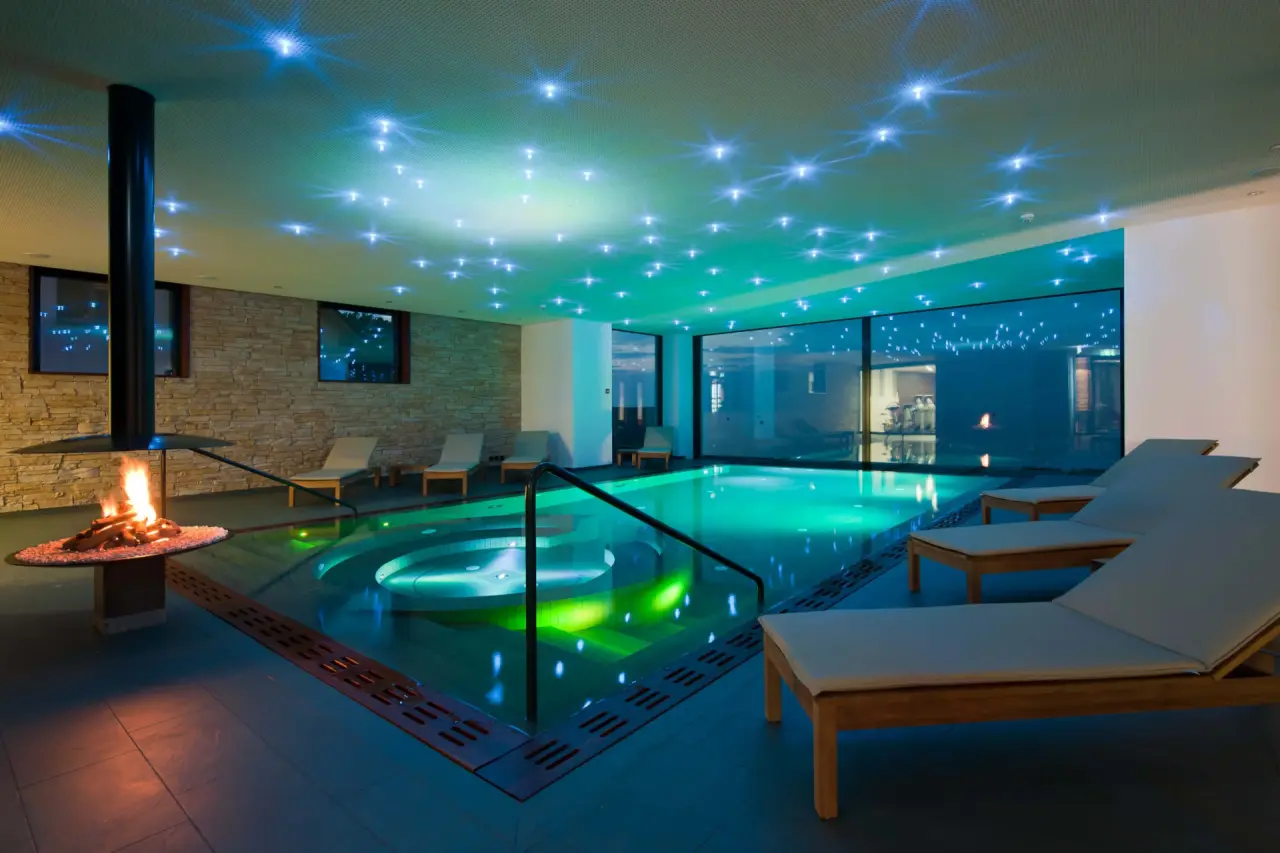 Bad Horn Hotel & Spa in Horn – Innenpool mit Sternenhimmel und Kamin | Wellnesshotel Bodensee