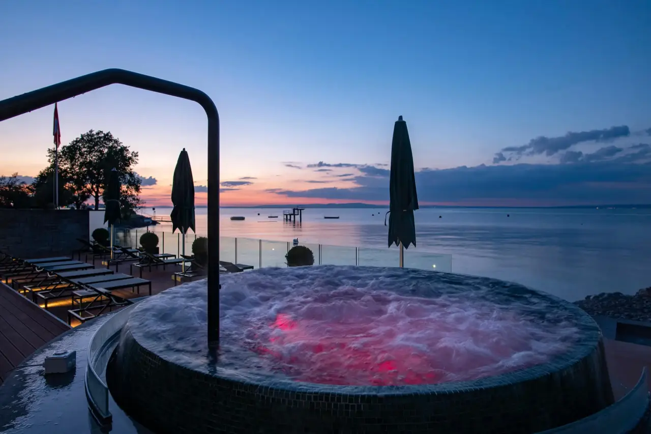 Bad Horn Hotel & Spa in Horn – Beheizter Außen-Whirlpool mit Seeblick bei Sonnenuntergang | Wellnesshotel Bodensee
