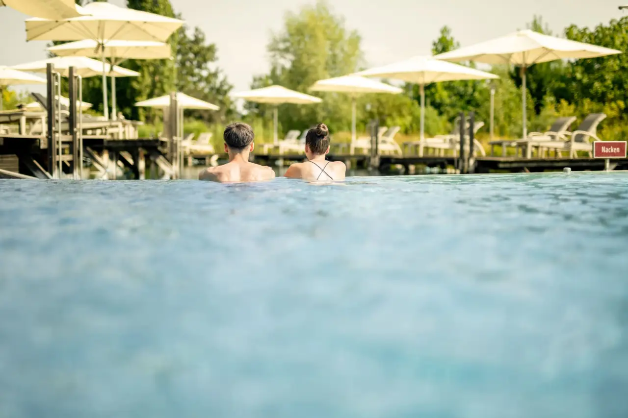 Avita Resort****Superior in Bad Tatzmannsdorf – Paar entspannt im Außenpool mit Liegebereich | Wellnesshotel Burgenland