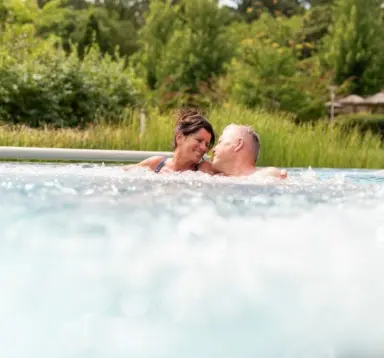 Avita Resort****Superior in Bad Tatzmannsdorf – Glückliches Paar entspannt im sprudelnden Whirlpool | Wellnesshotel Burgenland