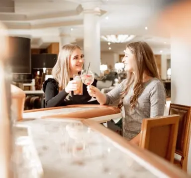 Avita Resort****Superior in Bad Tatzmannsdorf – Freundinnen stoßen mit Cocktails an der Hotelbar an | Wellnesshotel Burgenland