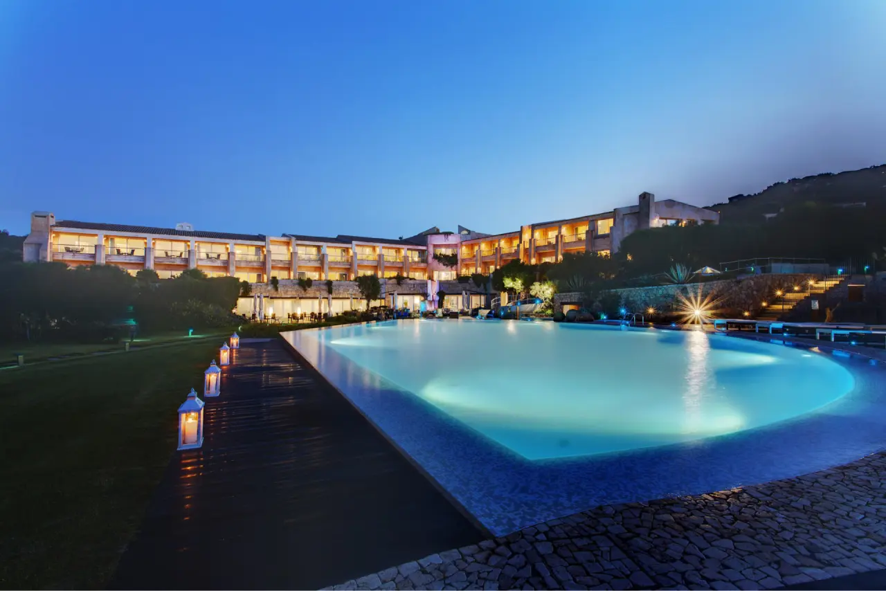 L'Ea Bianca Luxury Resort in Baja Sardinia – Beleuchteter Infinity-Pool und Hotel bei Nacht | Wellnesshotel Sardinien