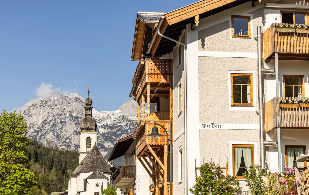 Berghotel Rehlegg in Ramsau – Traditionelle Fassade und Kirche mit Alpenpanorama | Wellnesshotel Berchtesgadener Land