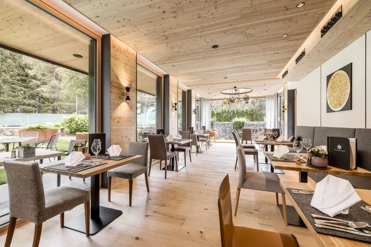 Holzleiten Bio Wellness Hotel in Obsteig – Modernes Restaurant mit großen Fenstern und Holzelementen | Wellnesshotel Tirol