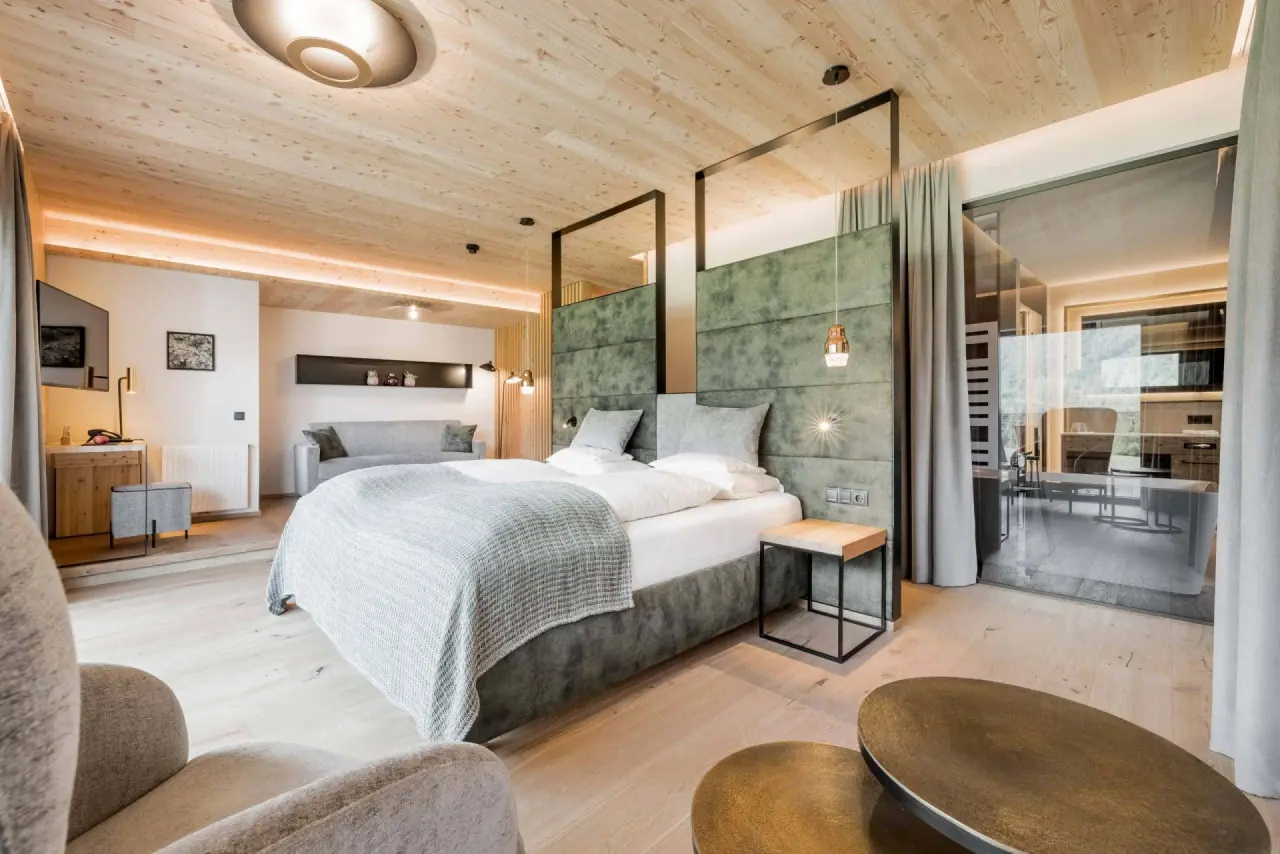 Holzleiten Bio Wellness Hotel in Obsteig – Geräumiges Hotelzimmer mit Doppelbett und Sitzbereich | Wellnesshotel Tirol