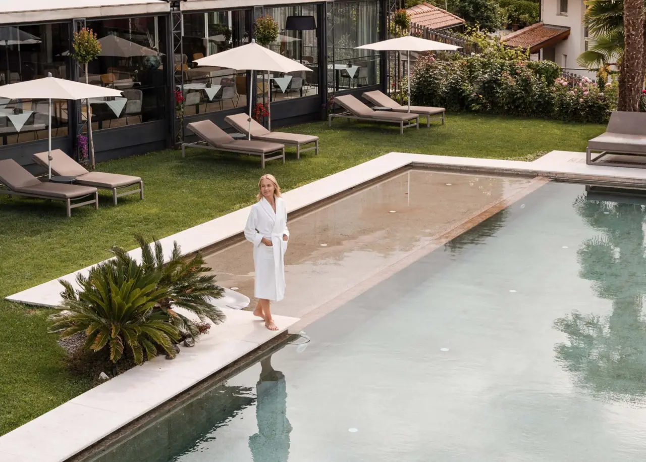 Boutique Hotel Eschenlohe in Schenna – Frau im Bademantel am Außenpool | Wellnesshotel Südtirol