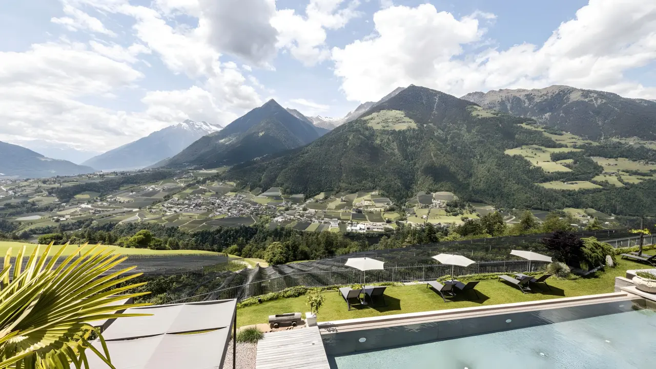 Boutique Hotel Eschenlohe in Schenna – Infinity-Pool mit Bergblick und Weinbergen | Wellnesshotel Südtirol