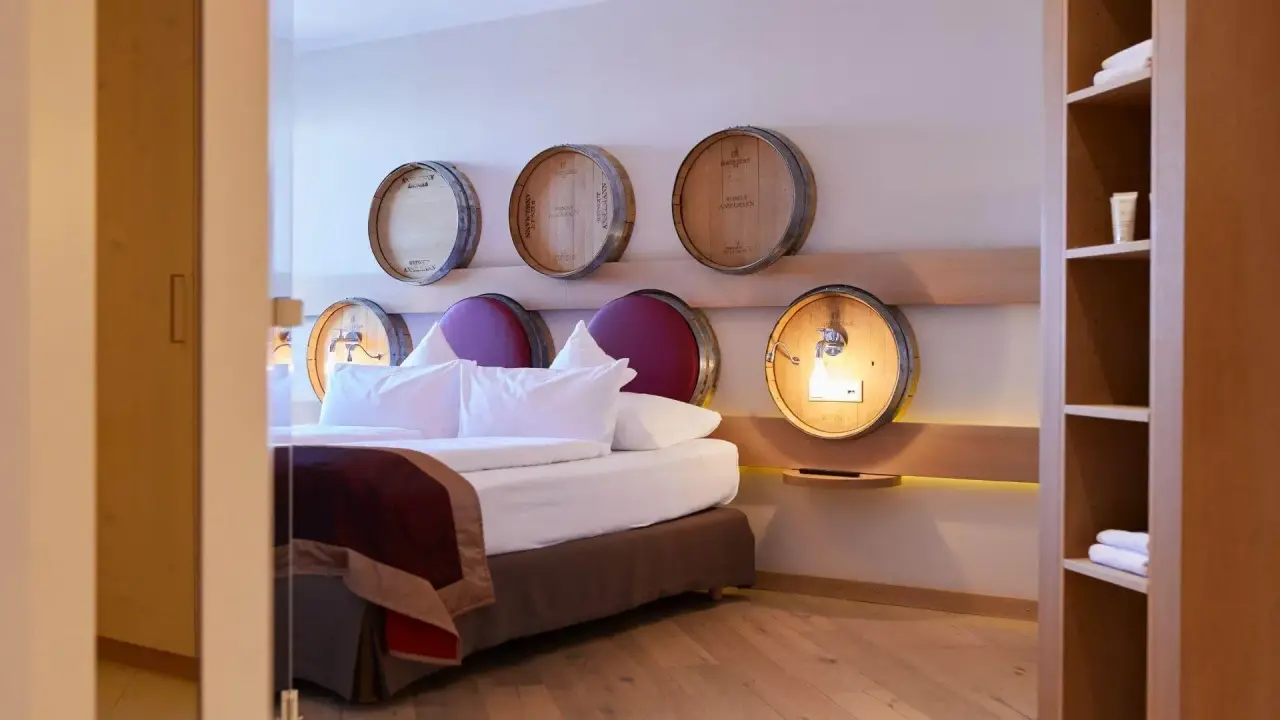 Wohlfühlhotel Alte Rebschule in Rhodt unter Rietburg – Komfortables Doppelzimmer mit Weinfass-Dekoration | Wellnesshotel Pfalz