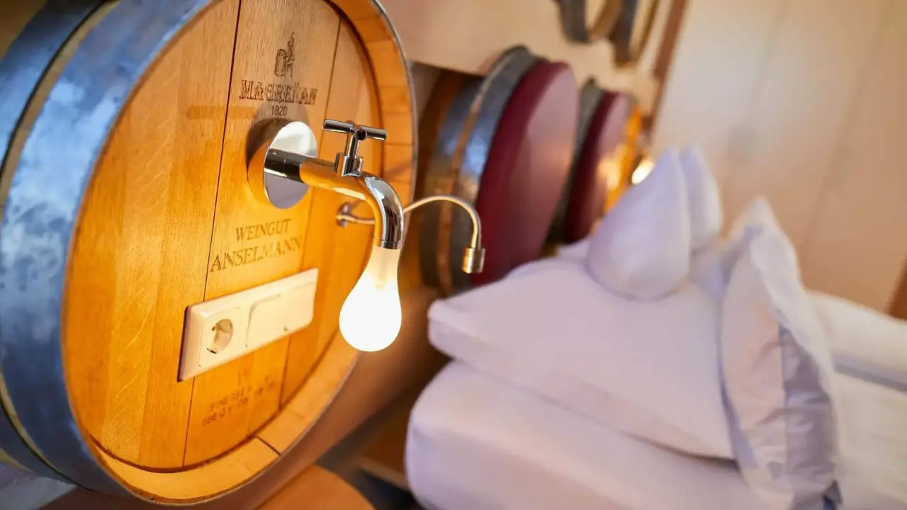 Wohlfühlhotel Alte Rebschule in Rhodt unter Rietburg – Weinfass-Nachttischlampe im Zimmer | Wellnesshotel Pfalz