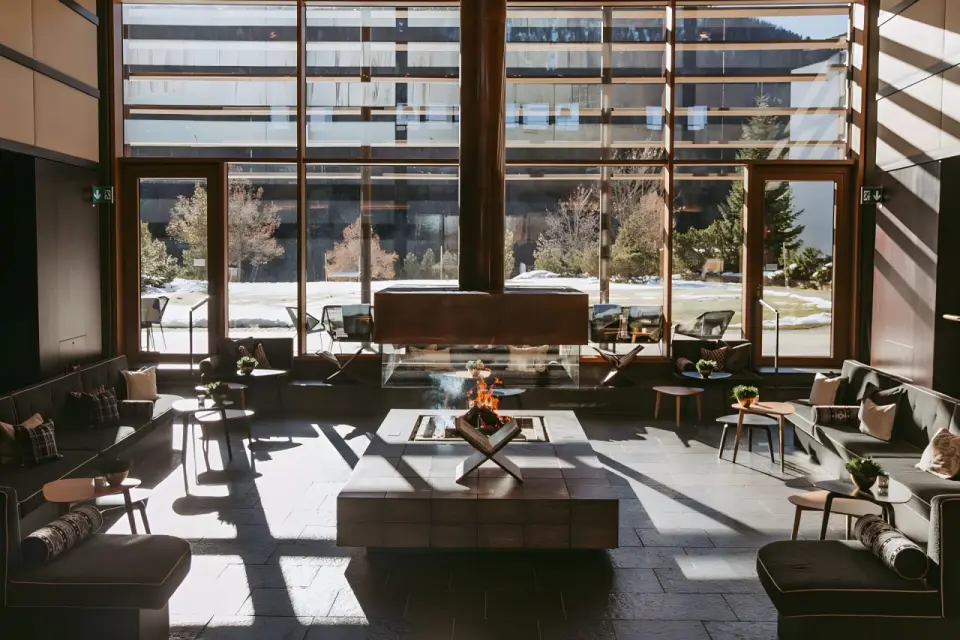 Kempinski Hotel Berchtesgaden in Berchtesgaden – Gemütliche Lobby mit Kamin und Blick ins Grüne | Wellnesshotel Berchtesgadener Land