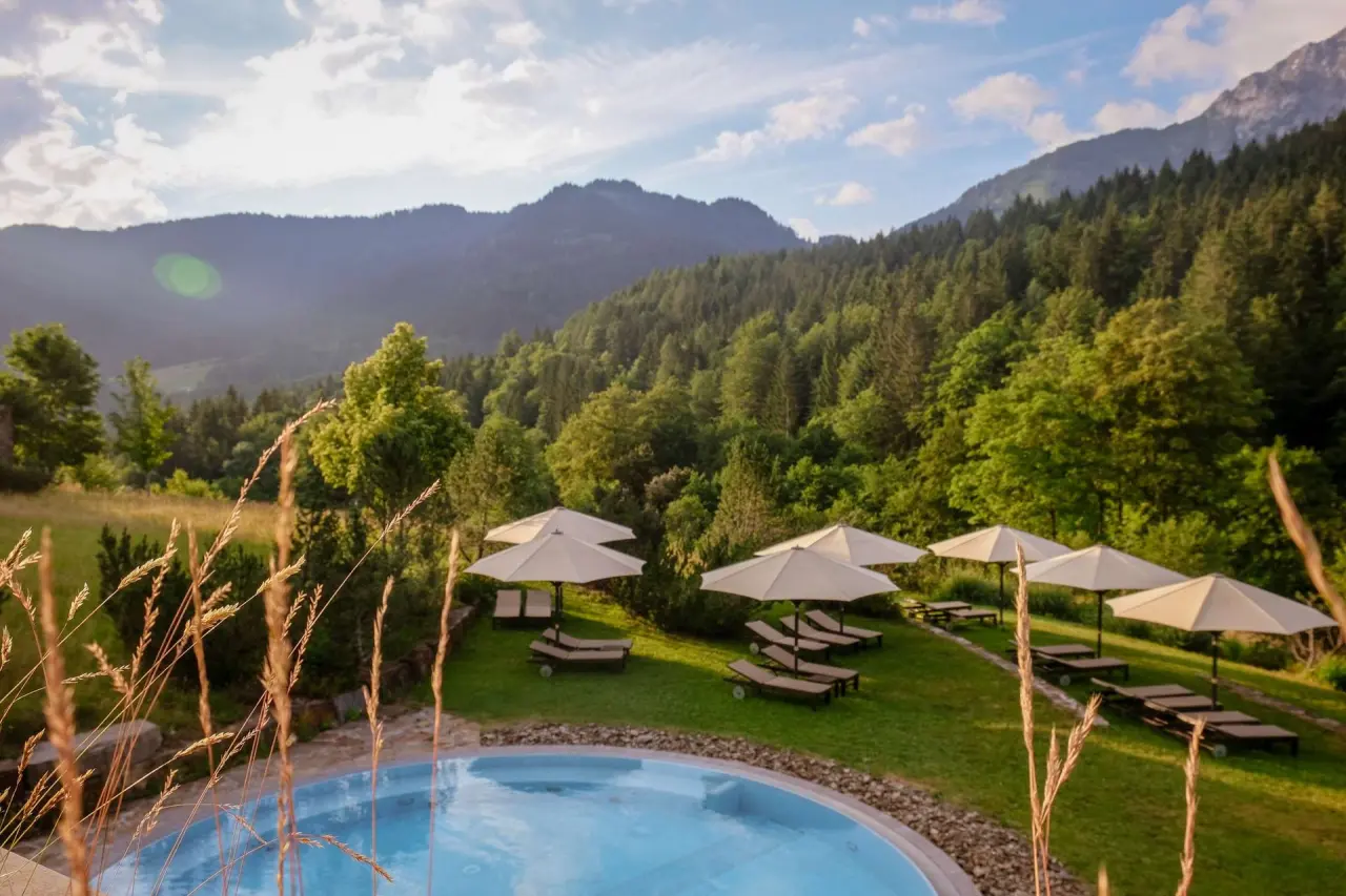Kempinski Hotel Berchtesgaden in Berchtesgaden – Außenpool mit Liegen und Bergblick im Grünen | Wellnesshotel Berchtesgadener Land