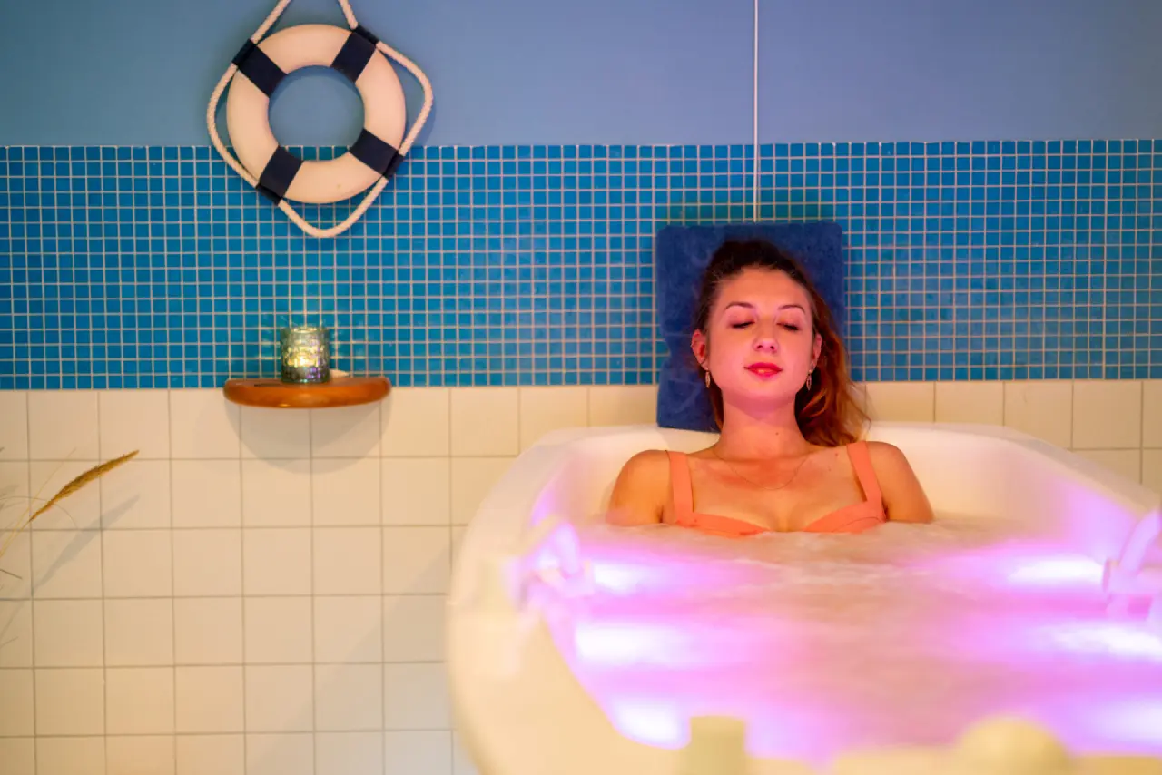 Strandhotel Kurhaus Juist in Juist – Entspannendes Farblichtbad im Spa-Bereich | Wellnesshotel Ostfriesische Inseln