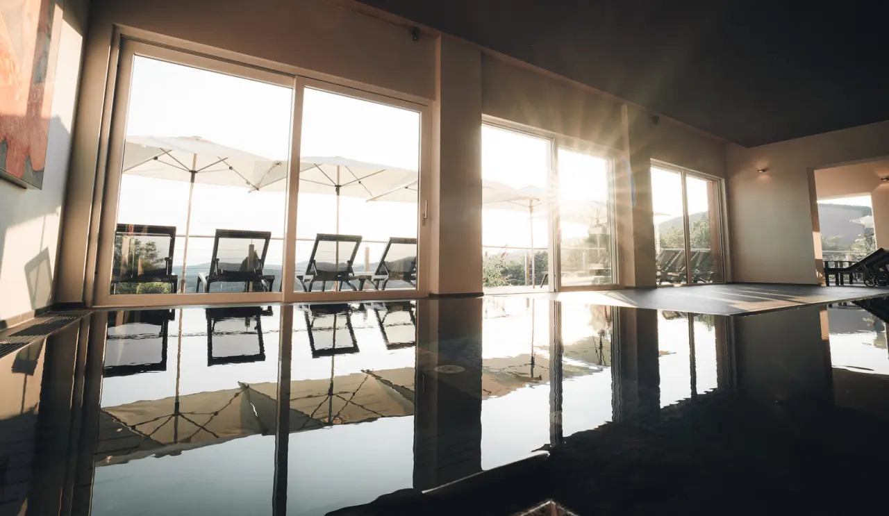 Thula Wellnesshotel Bayerischer Wald in Lalling – Heller Innenpool mit Liegebereich und Aussicht | Wellnesshotel Bayern