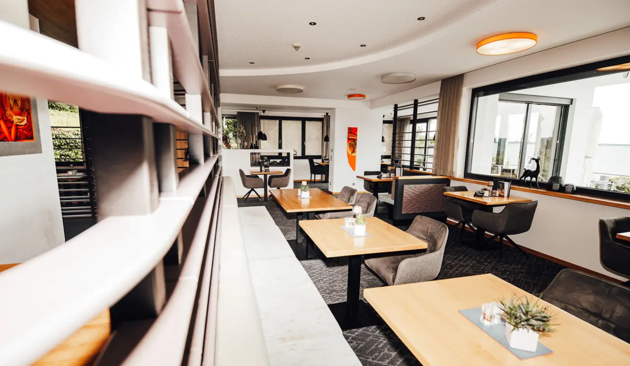Thula Wellnesshotel Bayerischer Wald in Lalling – Modern eingerichteter Restaurantbereich mit Tischen | Wellnesshotel Bayern