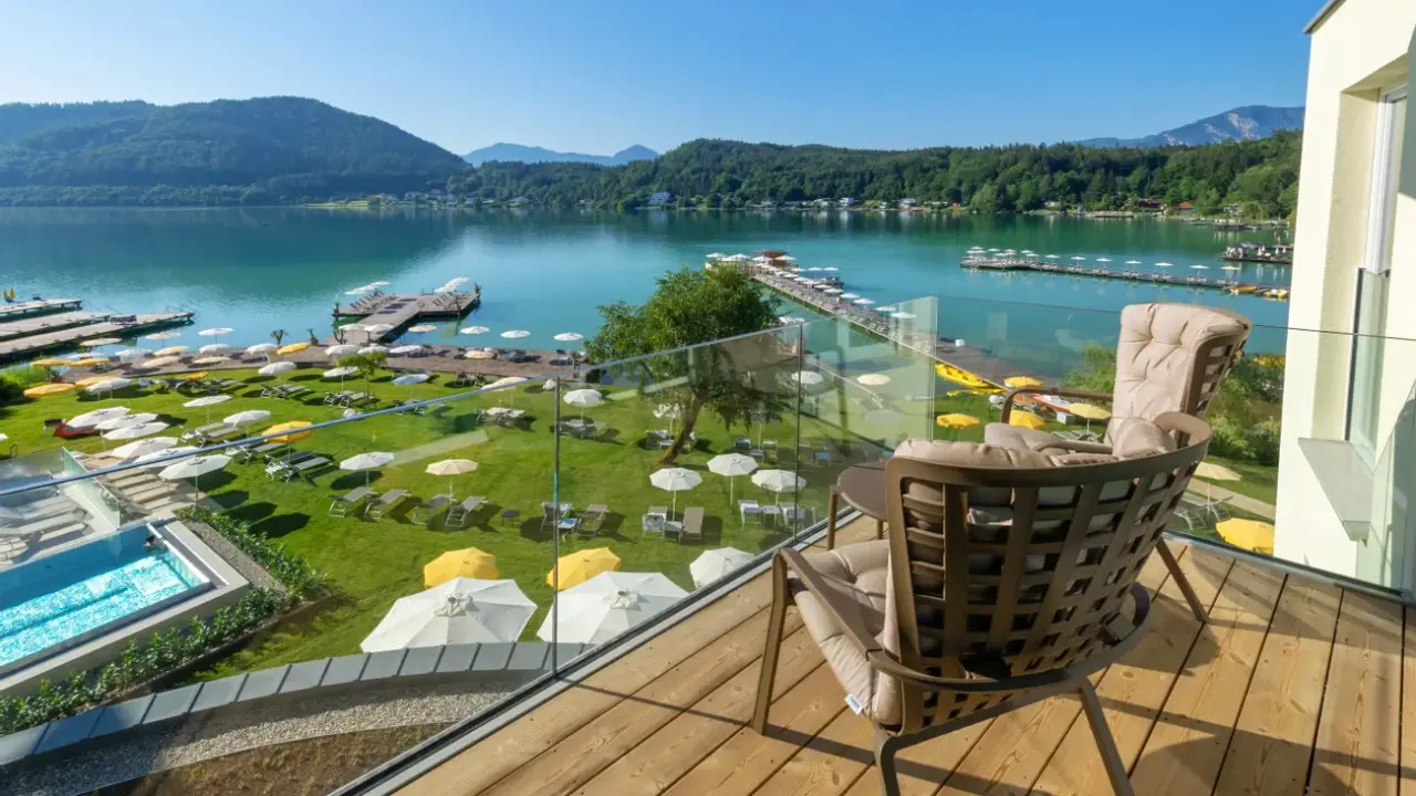 Hotel & Spa Sonne in St. Kanzian – Seeblick vom Balkon mit Liegewiese und Badestegen | Wellnesshotel Kärnten