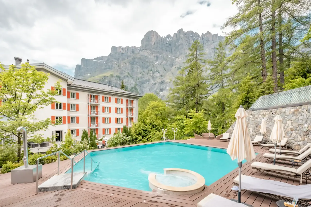 Résidence les Sources des Alpes in Leukerbad – Außenpool mit Liegen und Alpenpanorama | Wellnesshotel Wallis
