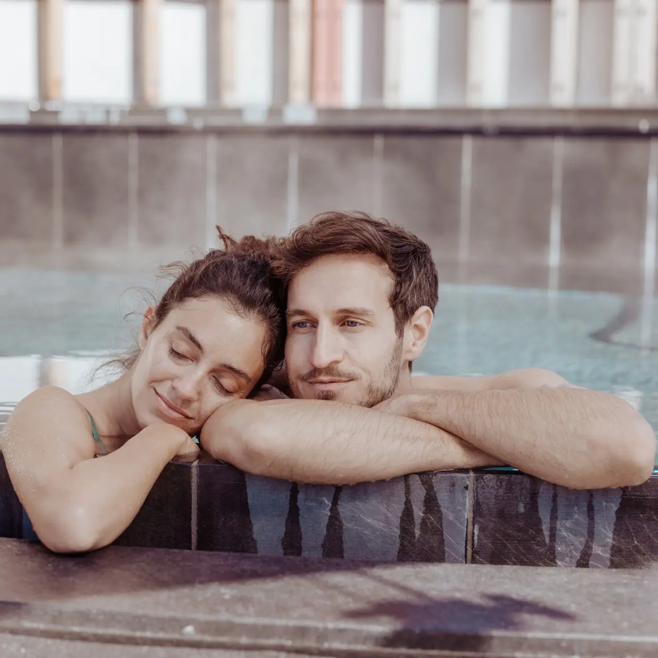 Hotel Reiters Supreme in Bad Tatzmannsdorf – Entspanntes Paar im warmen Poolwasser | Wellnesshotel Burgenland