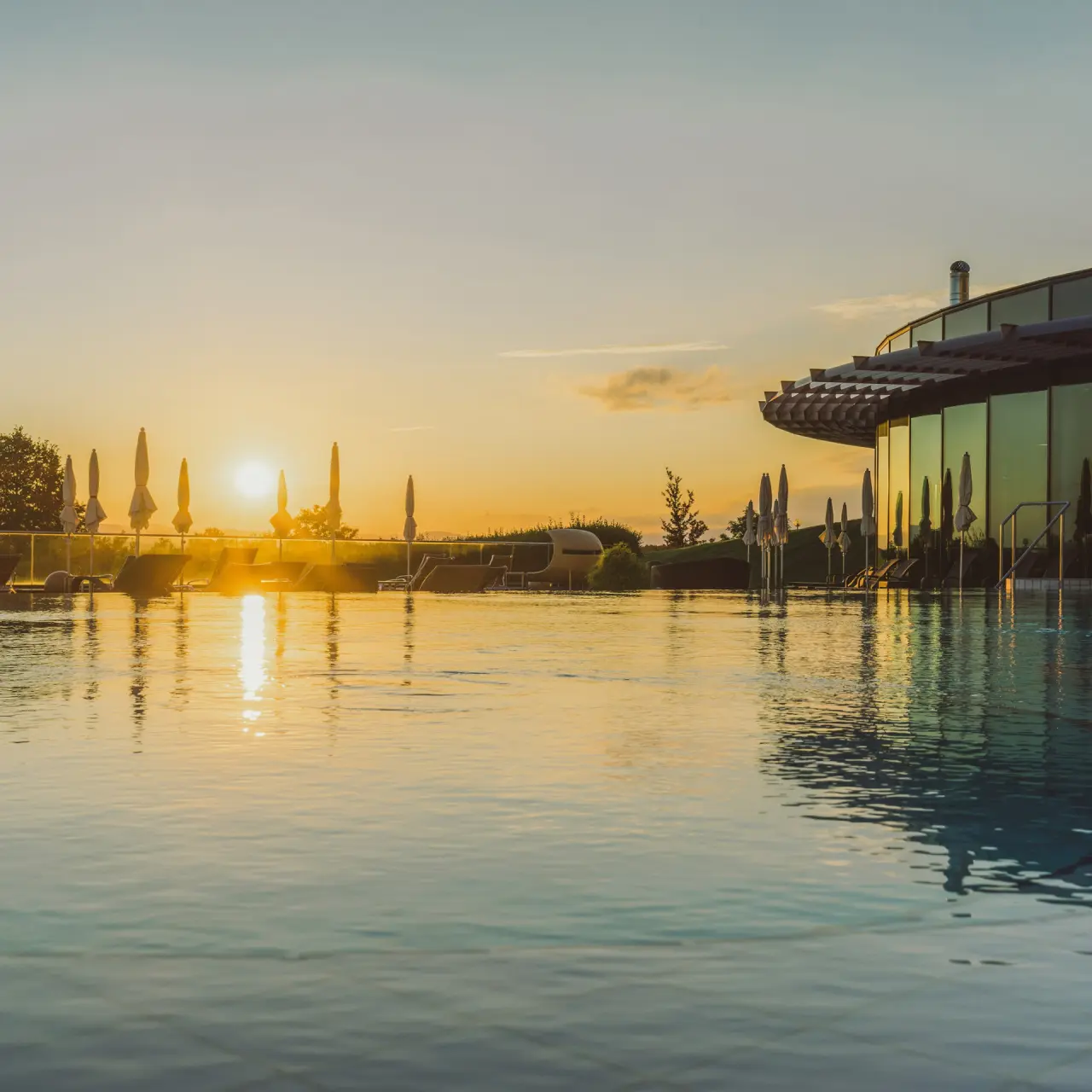 Hotel Reiters Supreme in Bad Tatzmannsdorf – Außenpool bei Sonnenuntergang | Wellnesshotel Burgenland