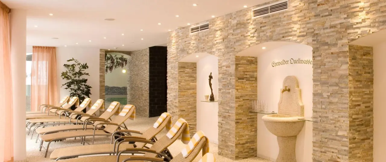 Hotel Alpen Residence in Ehrwald – Entspannungsraum im Spa-Bereich mit Liegen und Quellwasserbrunnen | Wellnesshotel Tirol