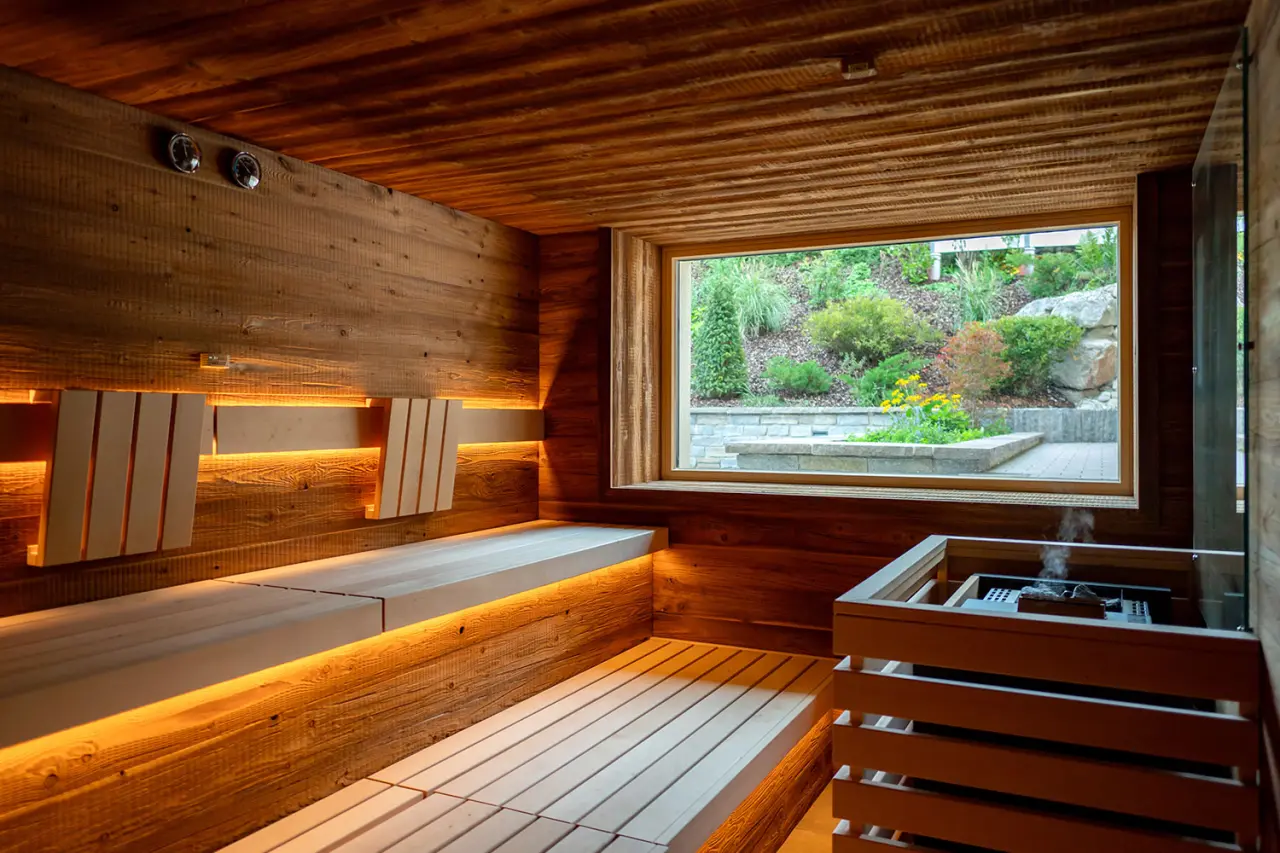 Hotel DER HECHL in Bad Mitterndorf – Moderne Sauna mit Blick in den Garten | Wellnesshotel Steiermark