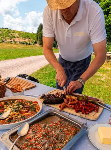 Hotel Kesslermühle in Hinterzarten – Outdoor-Grillfest mit frischen Speisen | Wellnesshotel Schwarzwald