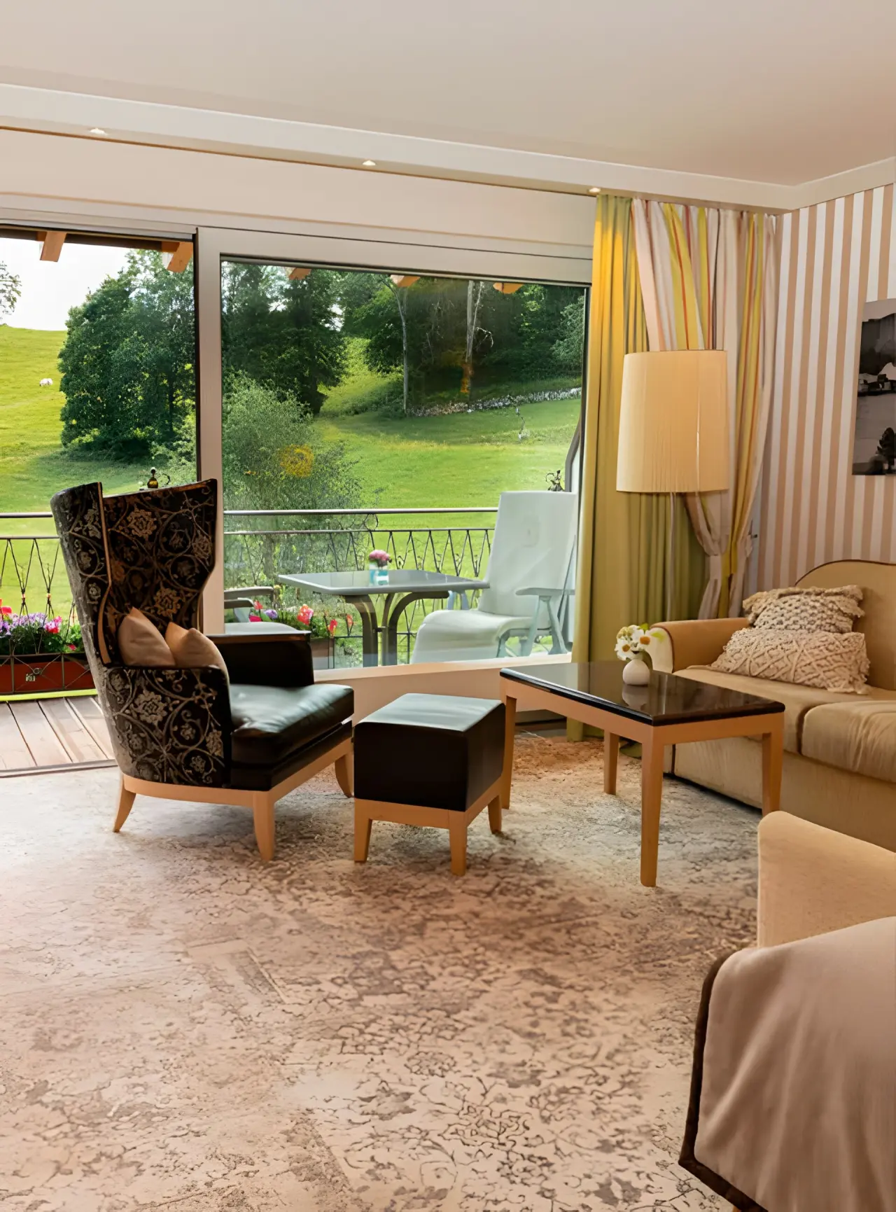 Hotel Kesslermühle in Hinterzarten – Gemütlicher Wohnbereich mit Blick ins Grüne | Wellnesshotel Schwarzwald