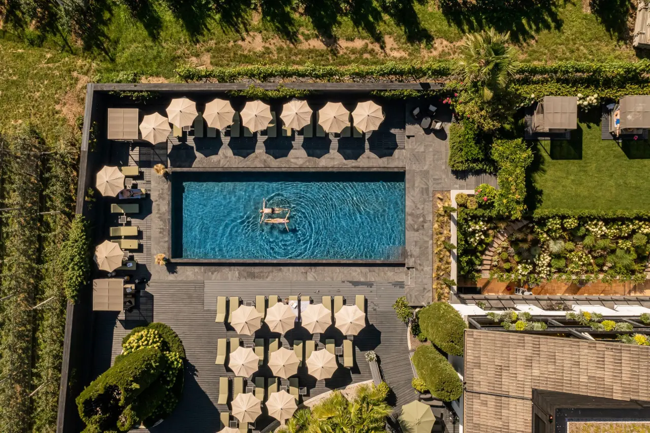 Hotel Tirolensis in Marling – Außenpool von oben mit schwimmenden Gästen | Wellnesshotel Südtirol