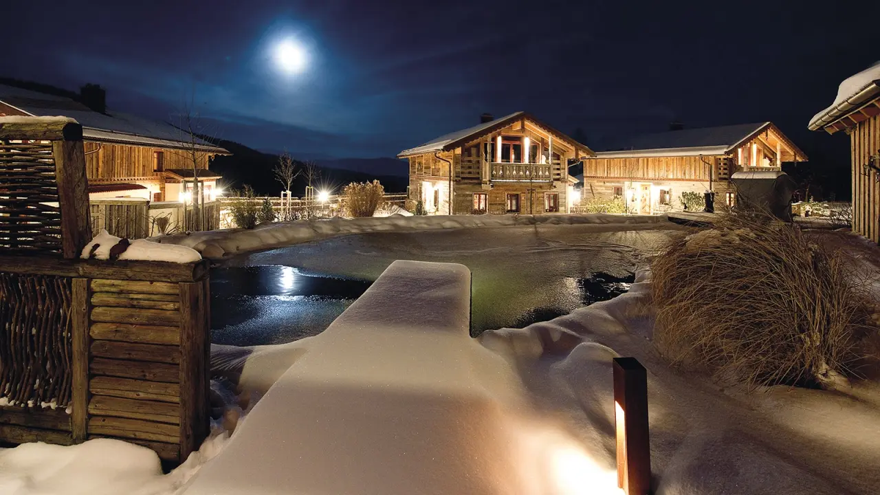 Burghotel Sterr in Viechtach – Winterliche Chalets und Naturpool bei Vollmond | Wellnesshotel Bayerischer Wald