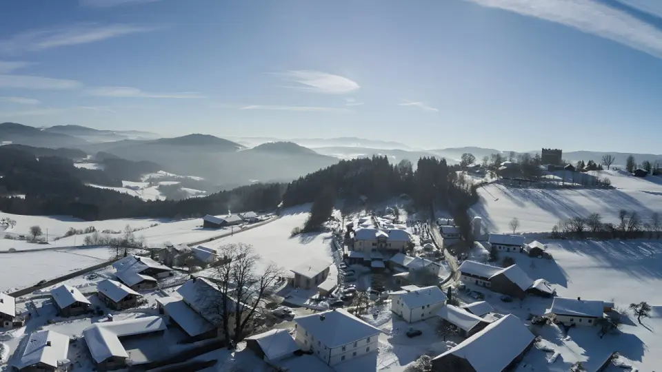 Burghotel Sterr in Viechtach – Winterlandschaft mit verschneitem Dorf und Bergen | Wellnesshotel Bayerischer Wald