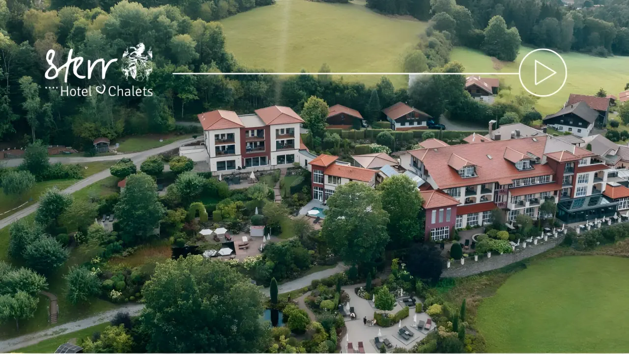 Burghotel Sterr in Viechtach – Luftaufnahme der Hotelanlage in grüner Landschaft | Wellnesshotel Bayerischer Wald