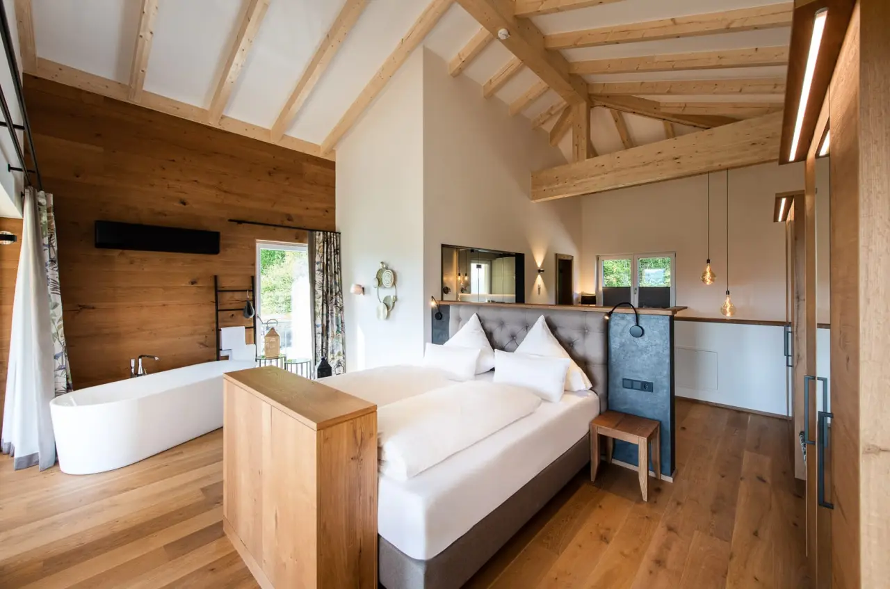 Burghotel Sterr in Viechtach – Geräumiges Hotelzimmer mit freistehender Badewanne | Wellnesshotel Bayerischer Wald