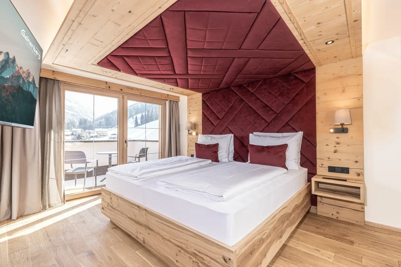 Galtenberg Resort 4*S in Alpbach – Komfortables Hotelzimmer mit Doppelbett und Bergblick | Wellnesshotel Tirol