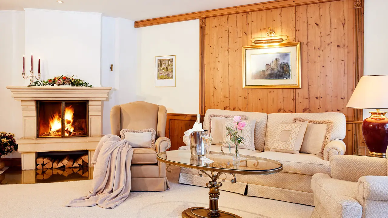 Hotel Salzburgerhof in Zell am See – Gemütliche Hotellounge mit Kamin und bequemen Sesseln | Wellnesshotel Salzburger Land