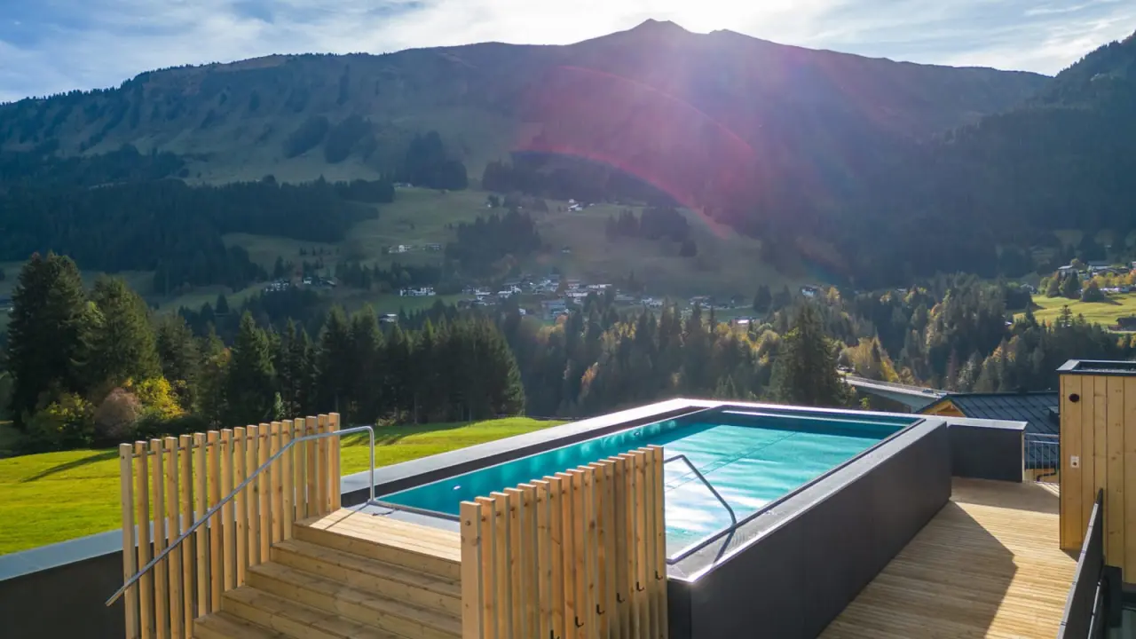 Genuss- & Aktivhotel Sonnenburg in Riezlern – Infinity-Außenpool mit beeindruckendem Bergpanorama | Wellnesshotel Kleinwalsertal