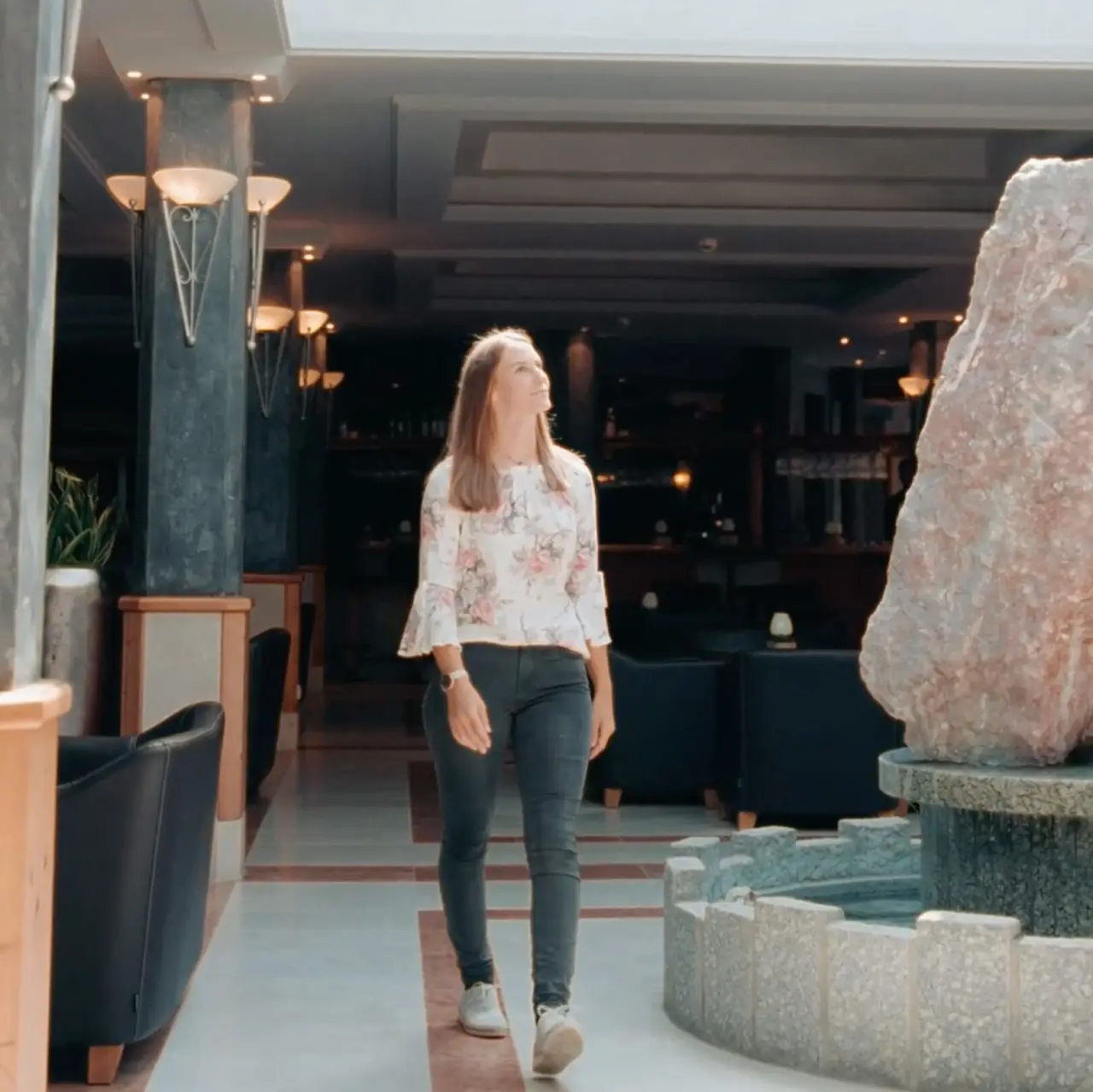 Dolomiten Residenz Sporthotel Sillian in Sillian – Eingangsbereich mit dekorativem Steinbrunnen | Wellnesshotel Osttirol