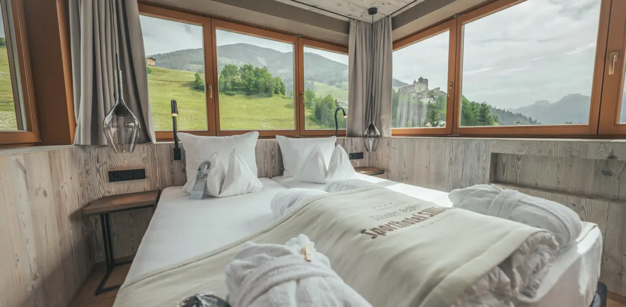 Dolomiten Residenz Sporthotel Sillian in Sillian – Komfortables Zimmer mit Bergblick und Burgblick | Wellnesshotel Osttirol