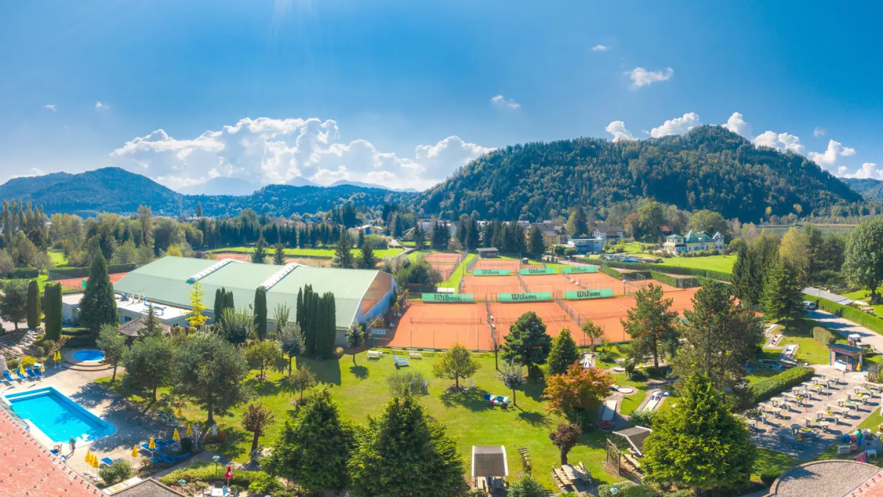 Golf-Tennis-Wellnesshotel Mori in St. Kanzian – Panorama der Tennisanlagen mit Bergen und Pool | Wellnesshotel Kärnten