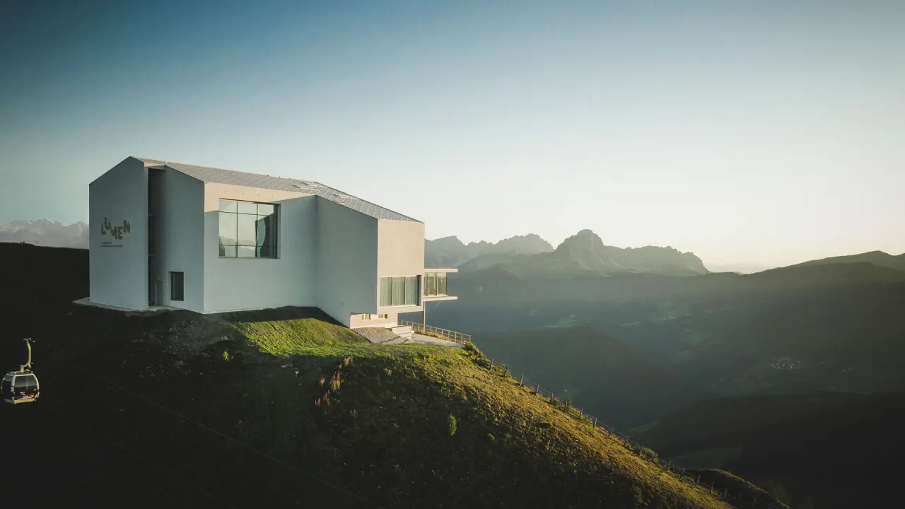 Boutique Hotel Am Park in Olang – Modernes Gebäude auf dem Berg mit Seilbahn und Dolomitenblick | Wellnesshotel Südtirol