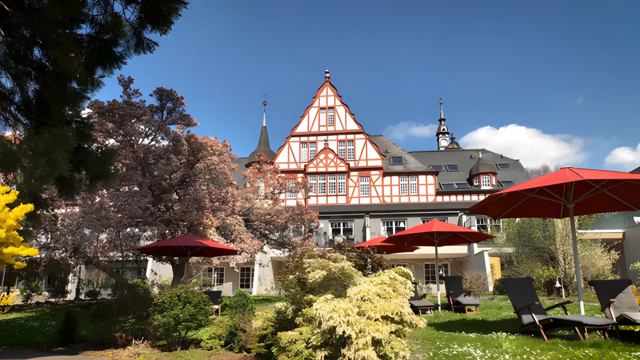 Moselschlösschen Spa & Resort in Traben-Trarbach – Historisches Hotelgebäude mit blühendem Garten | Wellnesshotel Mosel