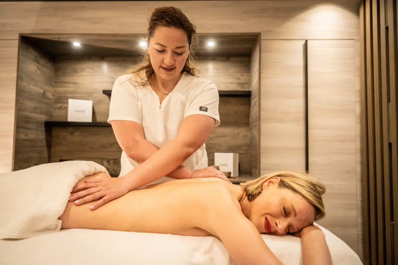 Moselschlösschen Spa & Resort in Traben-Trarbach – Entspannende Rückenmassage im Spa-Bereich | Wellnesshotel Mosel