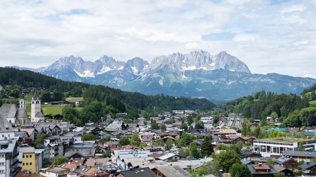 Q! Hotel Maria Theresia Kitzbühel in Kitzbühel – Panoramablick auf die Stadt und die Kitzbüheler Alpen | Wellnesshotel Tirol
