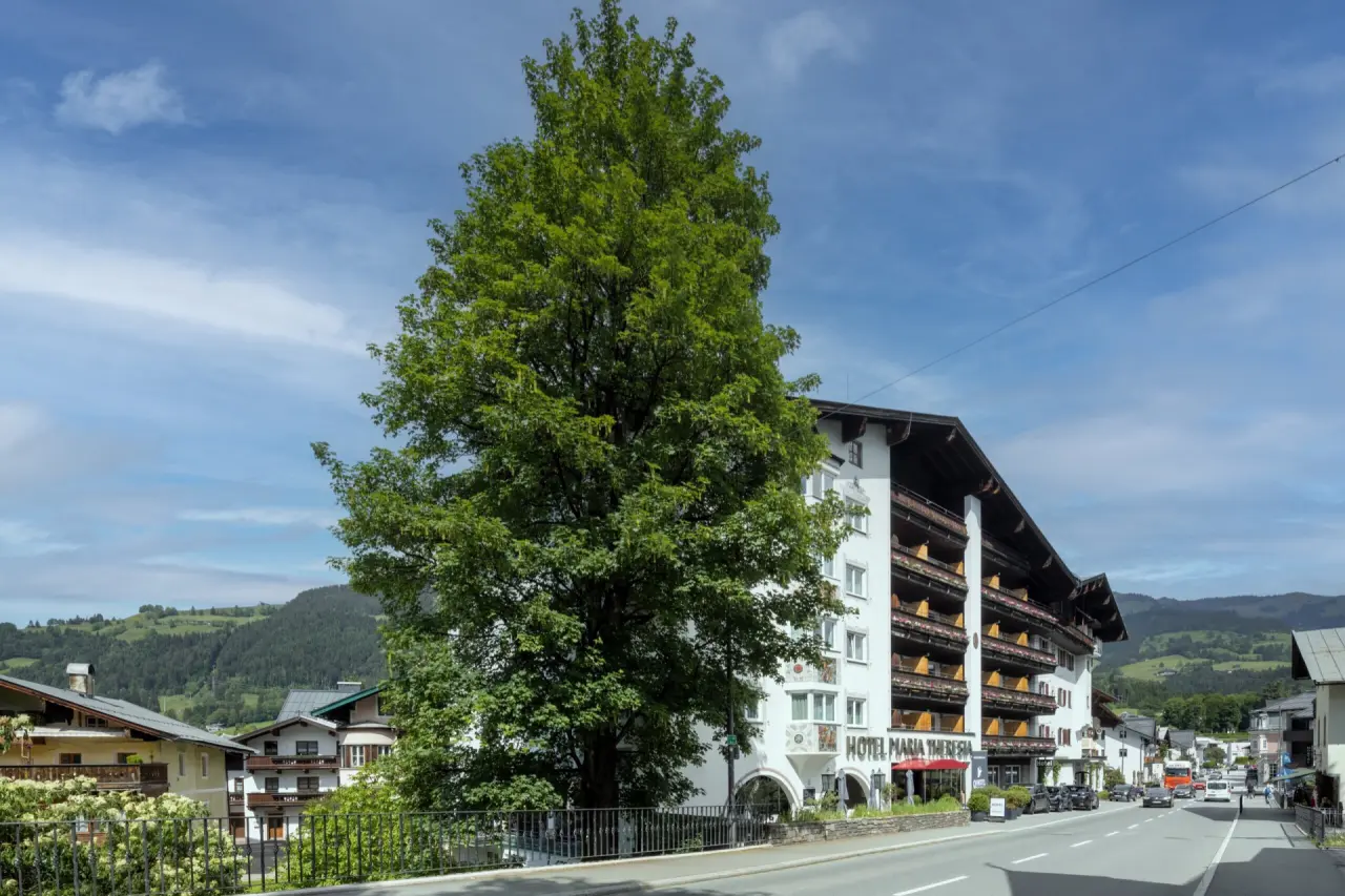 Q! Hotel Maria Theresia Kitzbühel in Kitzbühel – Außenansicht des Hotels an der Straße | Wellnesshotel Tirol