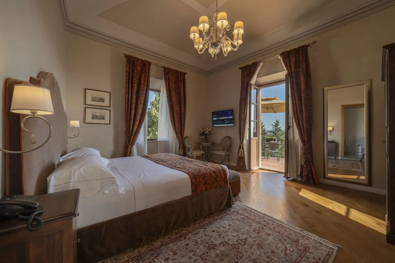 Palazzo Leopoldo Dimora Storica & SPA in Radda in Chianti – Helles Zimmer mit Balkon und Panoramablick | Wellnesshotel Chianti