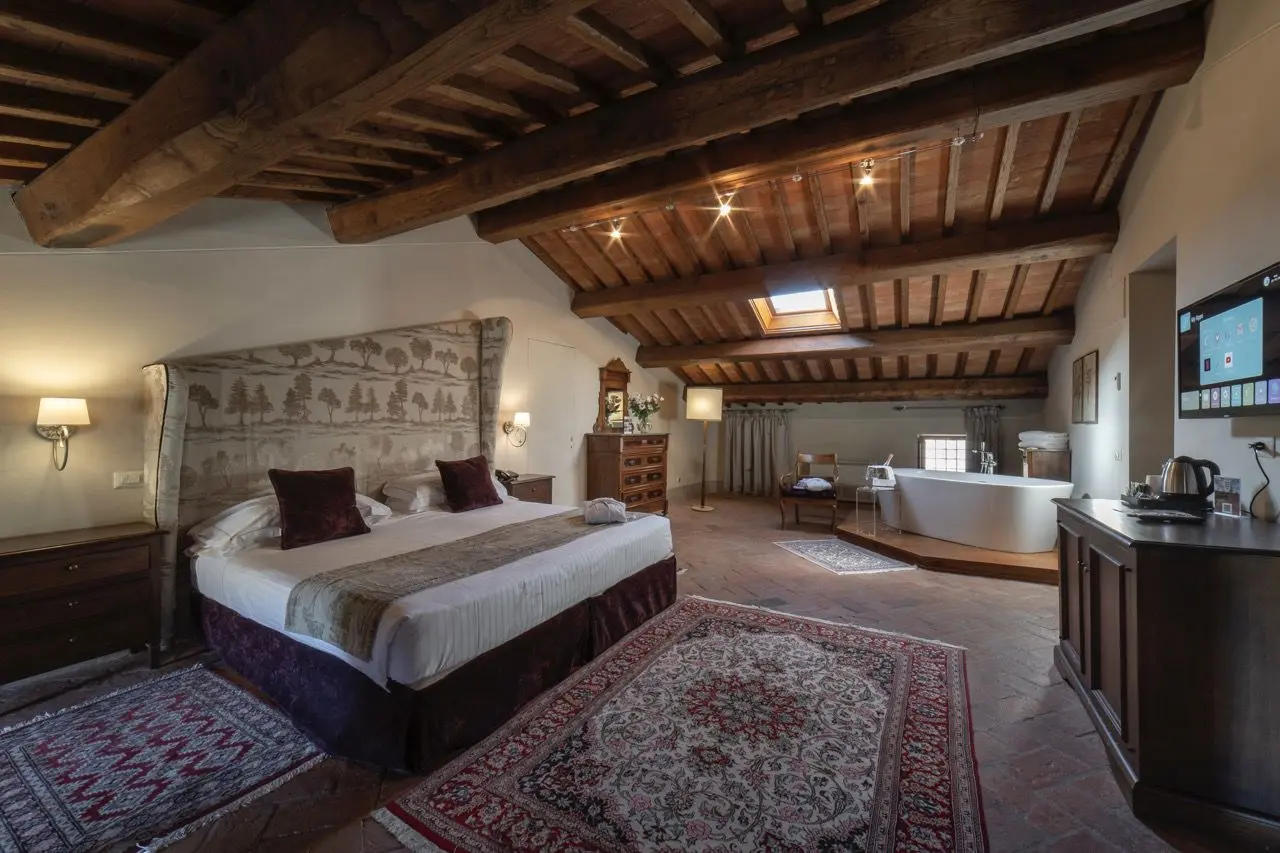 Palazzo Leopoldo Dimora Storica & SPA in Radda in Chianti – Luxuriöse Suite mit freistehender Badewanne | Wellnesshotel Chianti